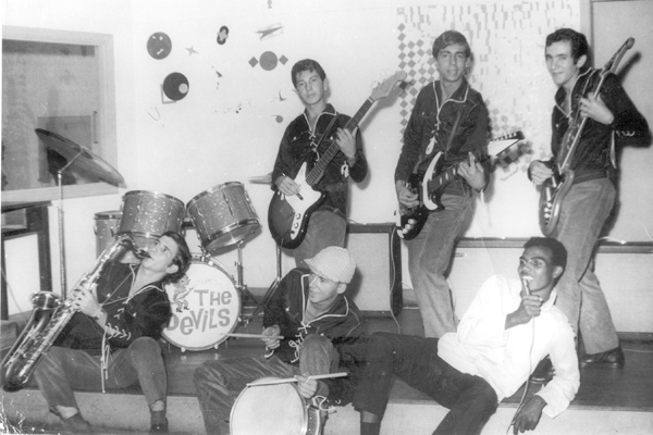 No final dos anos 60, alguns conjuntos musicais jovens surgiram na cidade, como este, The Devil’s, que mostramos hoje. Apresentavam-se aos domingos, num programa de auditório que eu fazia na antiga PRB-5, chamado Festa de Arromba. Hoje são senhores, bem c